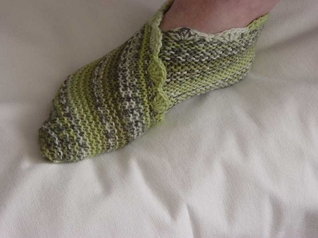 Gestrickte Socken mit Mustern aus eigener Hand