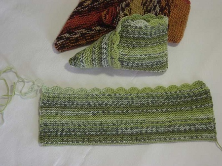 Gestrickte Socken mit Mustern aus eigener Hand