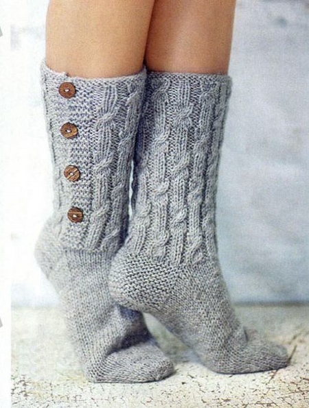 Gestrickte Socken mit Mustern aus eigener Hand