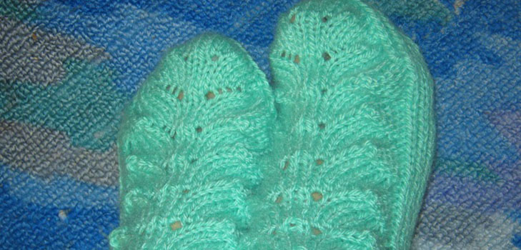 Gestrickte Socken mit Mustern aus eigener Hand