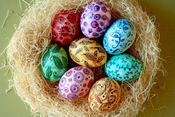 Wie man Eier zu Ostern mit eigenen Händen dekoriert - interessante Meisterkurse mit Fotos