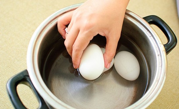 Wie man Eier zu Ostern mit eigenen Händen dekoriert - interessante Meisterkurse mit Fotos