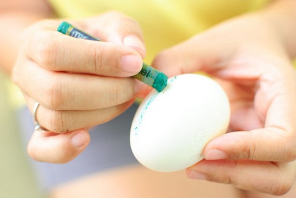 Wie man Eier zu Ostern mit eigenen Händen dekoriert - interessante Meisterkurse mit Fotos