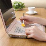 Wie reinige ich meine Laptop-Tastatur?