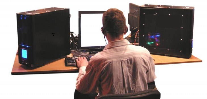 Mann hinter Computern