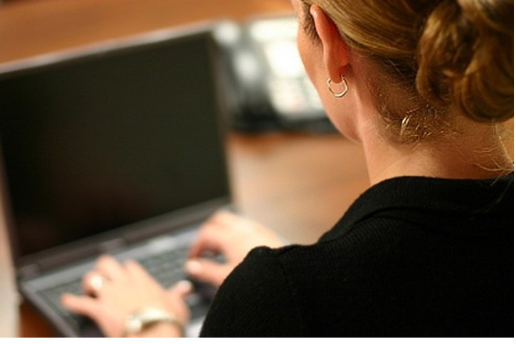Frau am Computer