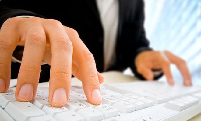 Mann arbeitet