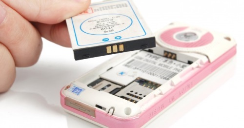 Wie man das Telefon ohne die Batterie einschaltet