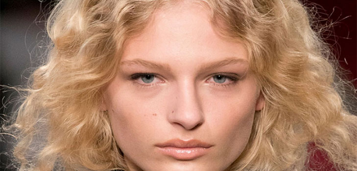 Curly & Chic: wie man im Herbst Locken trägt