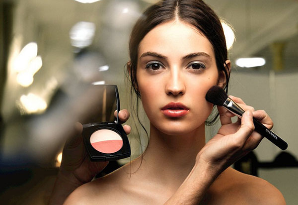 Effektives Make-up am 8. März: Geheimnisse von Chanel