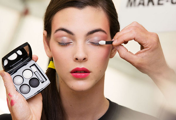 Effektives Make-up am 8. März: Geheimnisse von Chanel