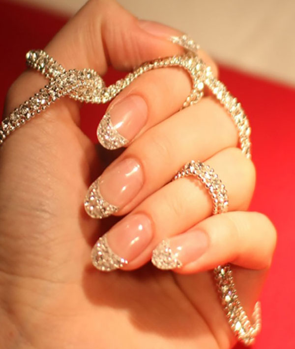Glitzer- und Swarovski-Steine ​​als Trend der Wintermaniküre 2016-2017