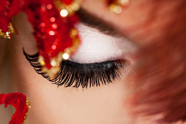 Wie fügt man falsche Wimpern ein?