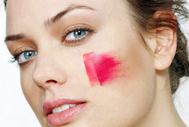 Wie man Rouge richtig anwendet Wie man Rouge richtig anwendet
