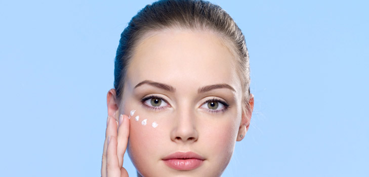 Creme für die Haut um die Augen - ein Heilmittel, das für jede Pflege notwendig ist