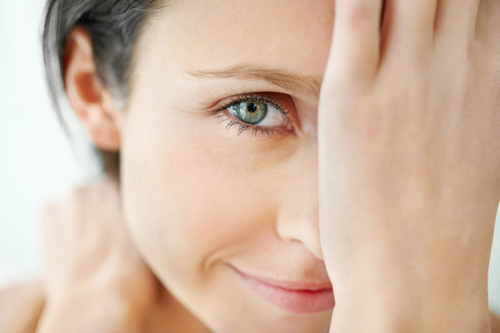 Creme für die Haut um die Augen - ein Heilmittel, das für jede Pflege notwendig ist