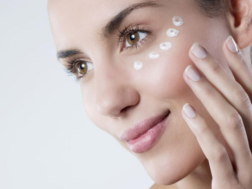 Creme für die Haut um die Augen - ein Heilmittel, das für jede Pflege notwendig ist