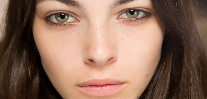 Laconic kontrastierende Hände - Hit-2017: Make-up im Stil von Chloe