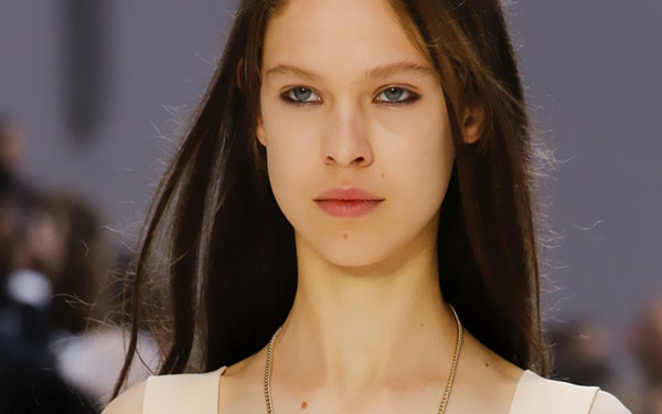 Laconic kontrastierende Hände - Hit-2017: Make-up im Stil von Chloe