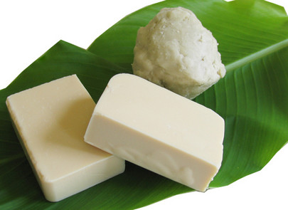 Lotion und dickflüssiges Körperöl mit Sheabutter