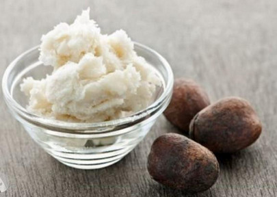 Lotion und dickflüssiges Körperöl mit Sheabutter