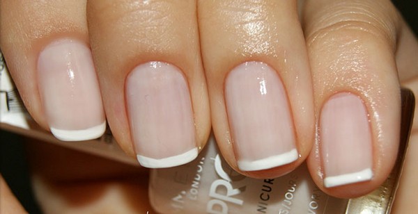 Welche Maniküre in der Schule am 1. September zu machen, ein Foto. Manicure-Ideen für den Wissenstag für Schüler der 9. und 11. Klassen
