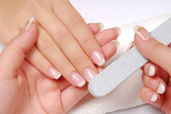Welche Maniküre in der Schule am 1. September zu machen, ein Foto. Manicure-Ideen für den Wissenstag für Schüler der 9. und 11. Klassen