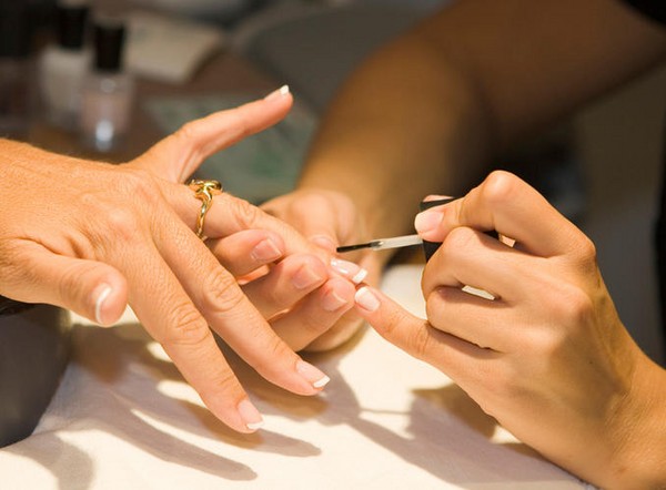 Welche Maniküre in der Schule am 1. September zu machen, ein Foto. Manicure-Ideen für den Wissenstag für Schüler der 9. und 11. Klassen