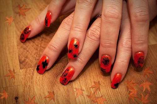 Maniküre für Halloween