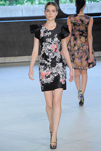 Kleid mit mehrfarbigem Druck Kleid mit mehrfarbigem Druck