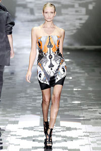 Kleid mit mehrfarbigem Druck Kleid mit mehrfarbigem Druck