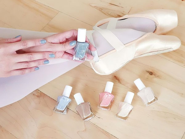 Pastell Maniküre: eine Sammlung von Lacken Essie Gel Couture Ballett Nudes 2017