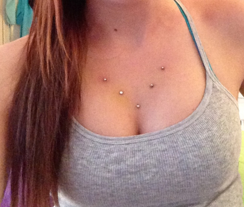Microdermales Piercing: Wie Mikrodermabras gemacht werden (Foto)