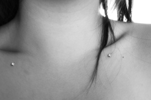 Microdermales Piercing: Wie Mikrodermabras gemacht werden (Foto)