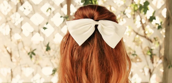 Frisuren mit Bögen für den 1. September mit ihren eigenen Händen. Originelle Frisuren für den 1. September für Mädchen