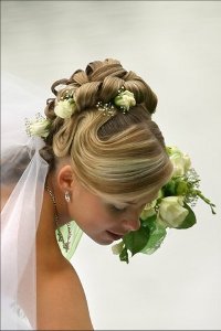 Hochzeitsfrisuren mit Blumen Hochzeitsfrisuren mit Blumen