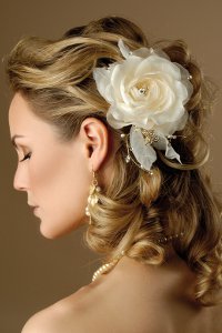 Hochzeitsfrisuren mit Blumen Hochzeitsfrisuren mit Blumen