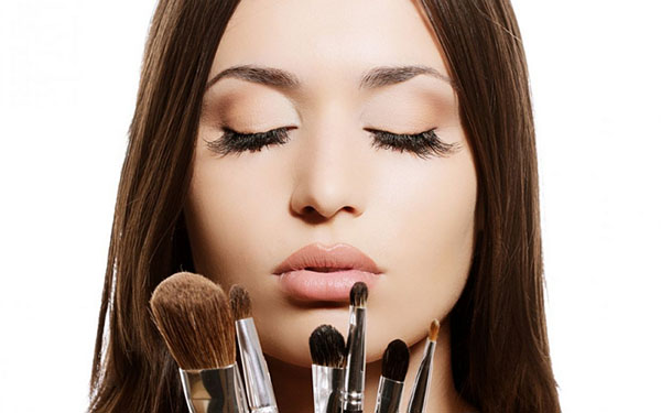TOP-4-Empfänge des perfekten Make-ups: Unterricht von Visagisten