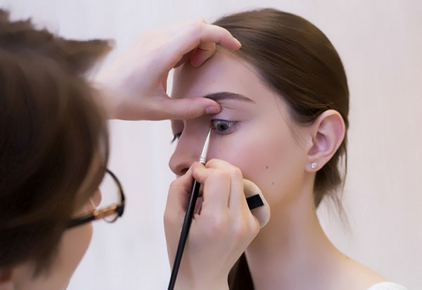 TOP-4-Empfänge des perfekten Make-ups: Unterricht von Visagisten