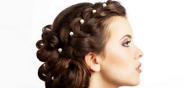 Kränze und Zöpfe: feminine Frisuren für das neue Jahr