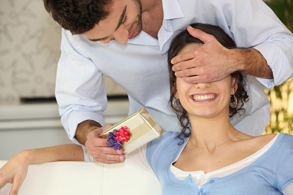Wie man ihrem Mann beibringt, Geschenke zu geben: 6 Tipps für einen Psychologen