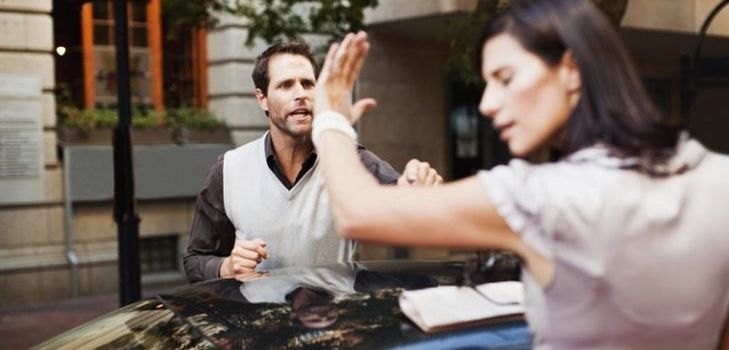 Wie reagiert man auf Beleidigungen ihres Mannes?