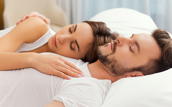 Schlafe zu zweit: Bestimme die Haltung im Traum, wie ein Mann dich behandelt