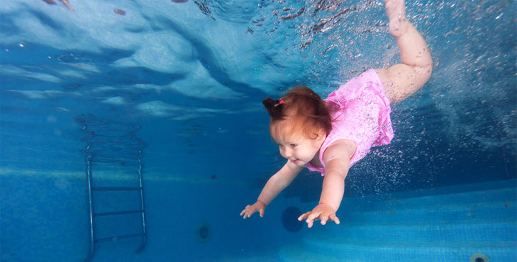  Kinder schwimmen