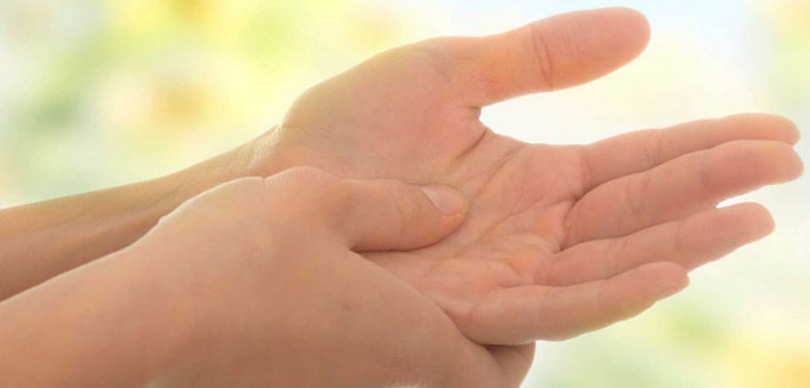 Was fühlt sich die linke Handfläche an?