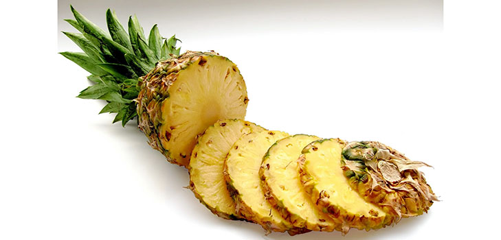 Wie man eine Ananas richtig und schön schneidet