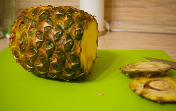 Wie man eine Ananas richtig und schön schneidet