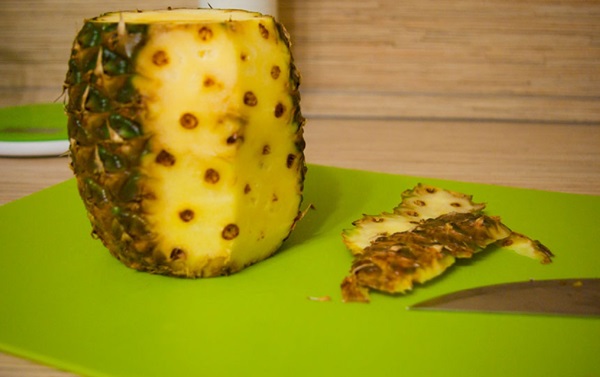 Wie man eine Ananas richtig und schön schneidet