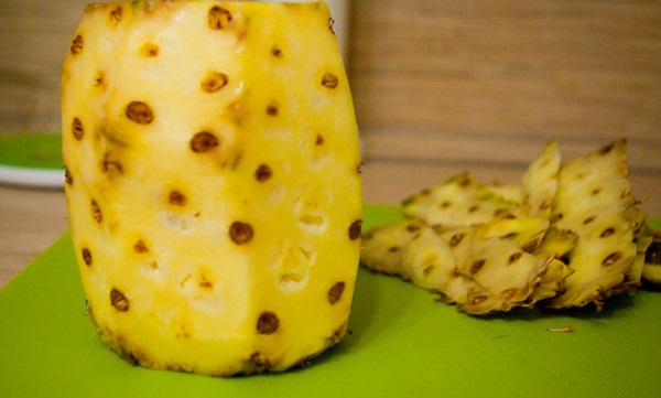 Wie man eine Ananas richtig und schön schneidet