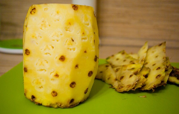 Wie man eine Ananas richtig und schön schneidet